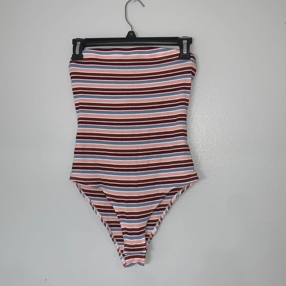 Stripped strapless bodysuit. Size: S
